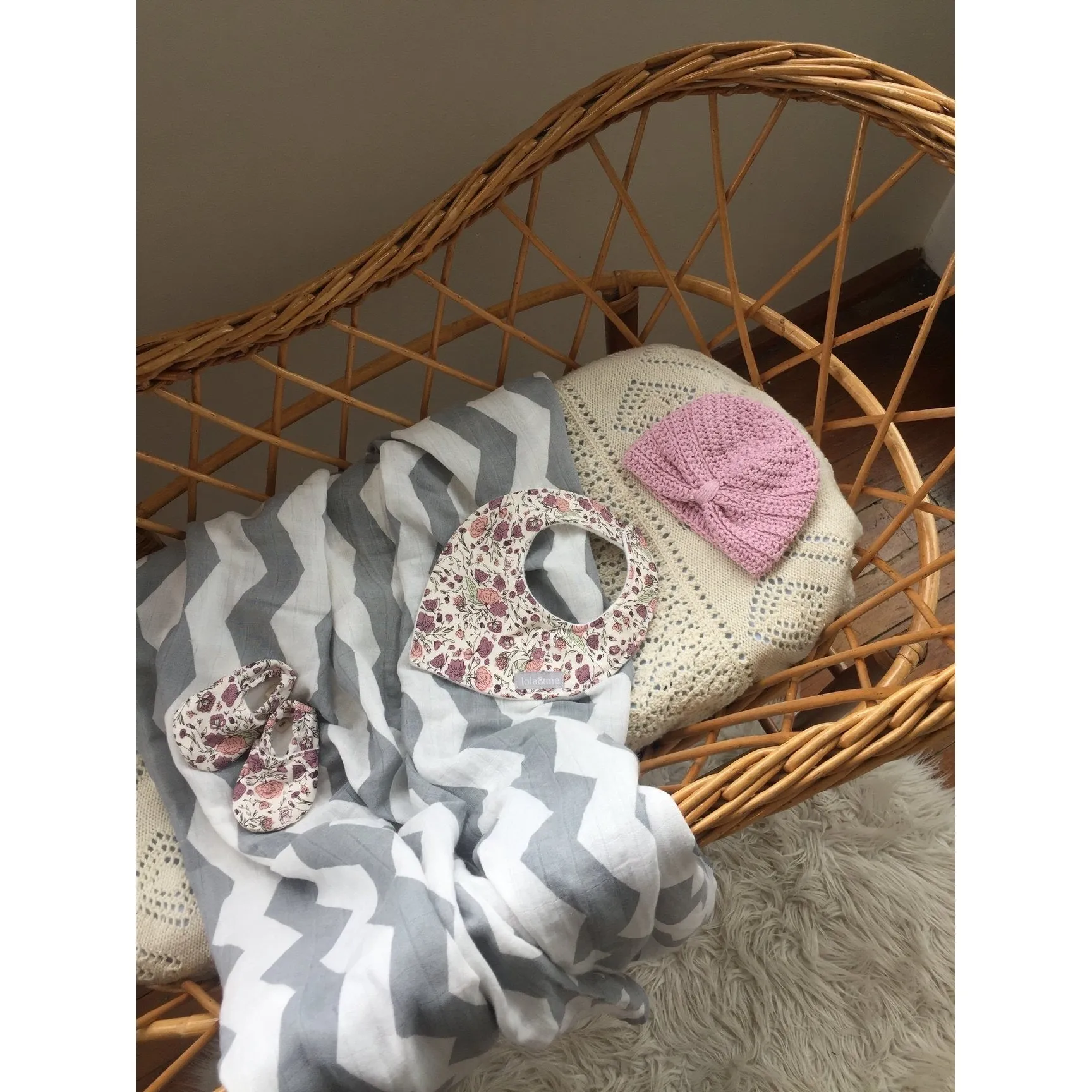 Organic bamboo cotton muslin swaddle - zig zag print