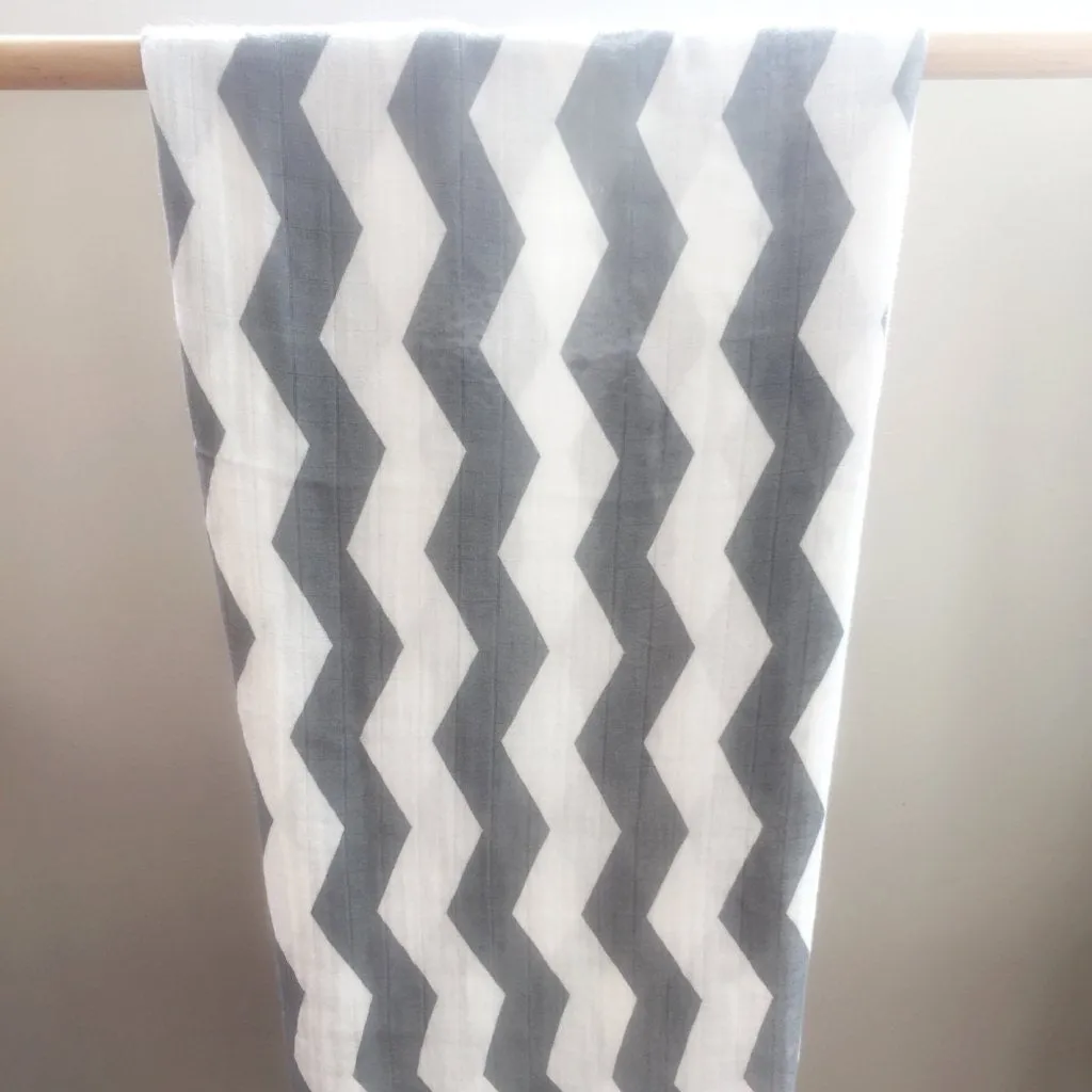 Organic bamboo cotton muslin swaddle - zig zag print