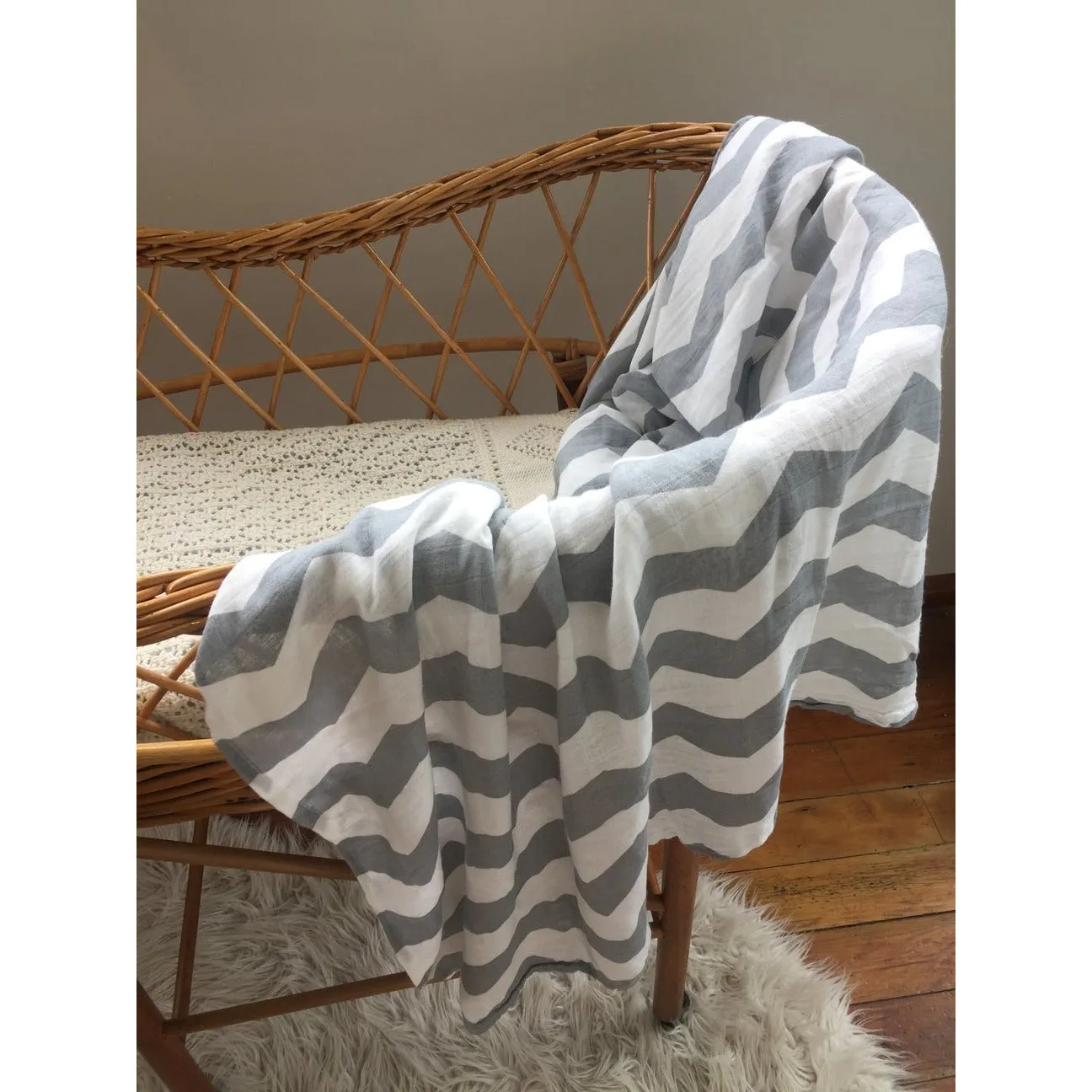 Organic bamboo cotton muslin swaddle - zig zag print