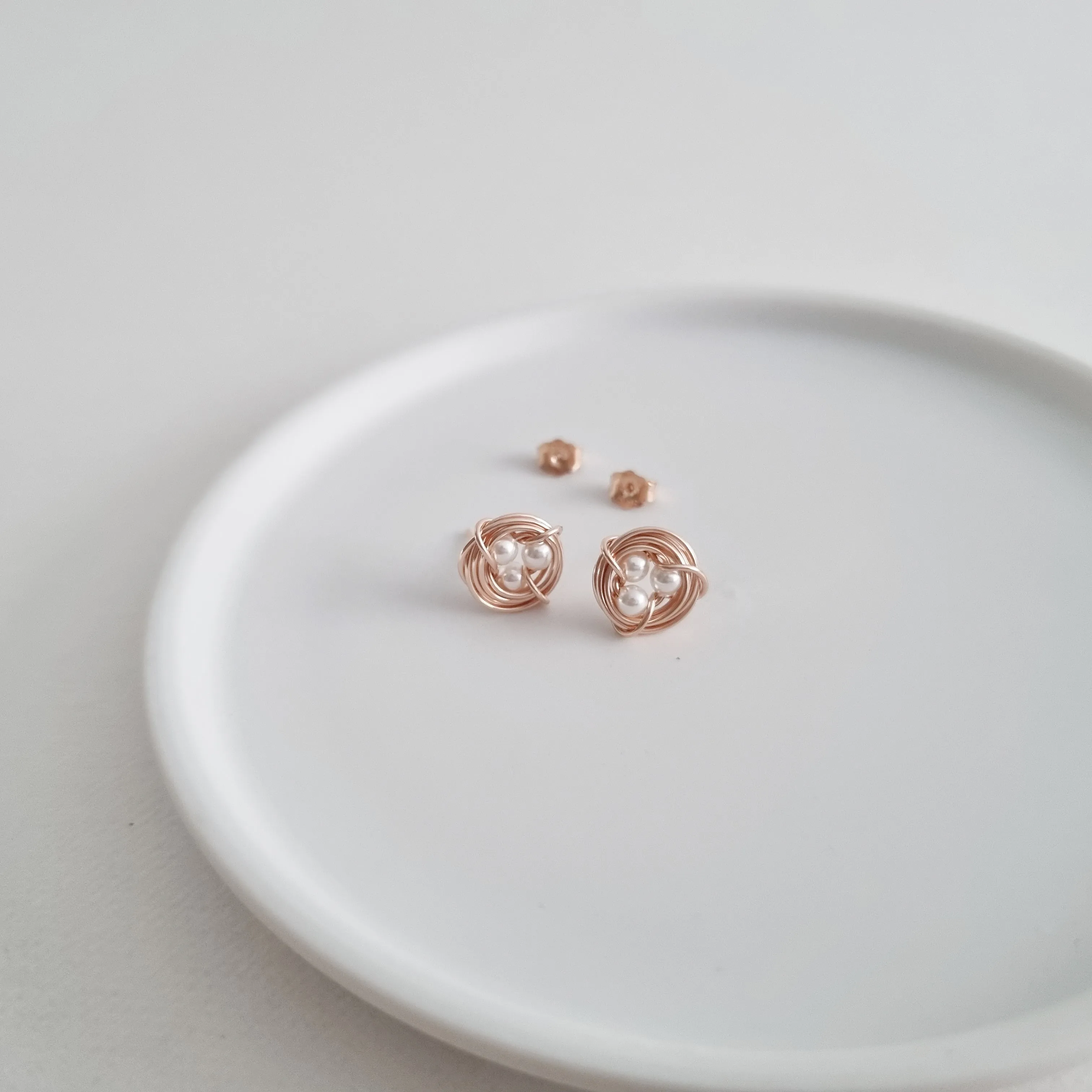 Robin's Nest Earstuds / Pearls