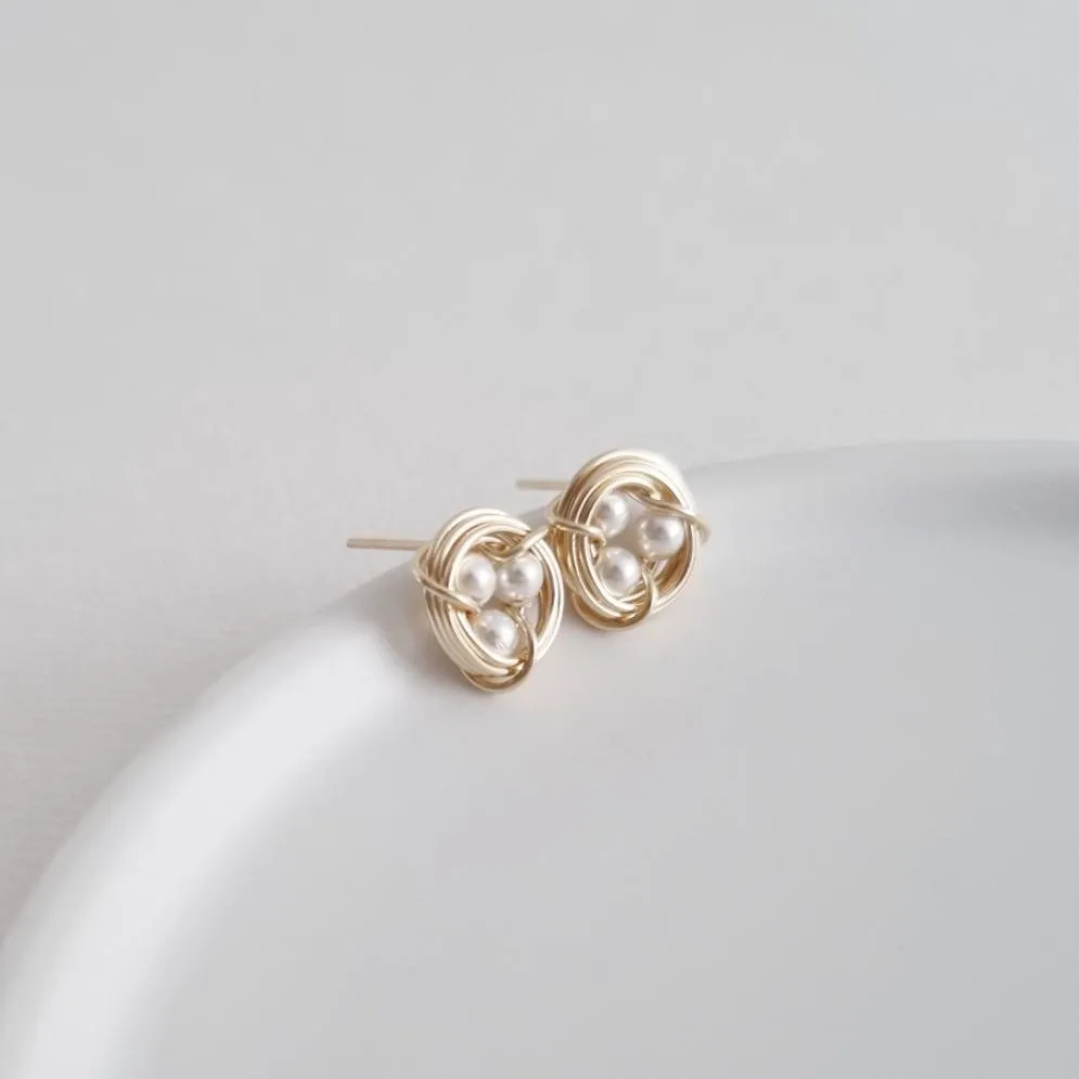 Robin's Nest Earstuds / Pearls