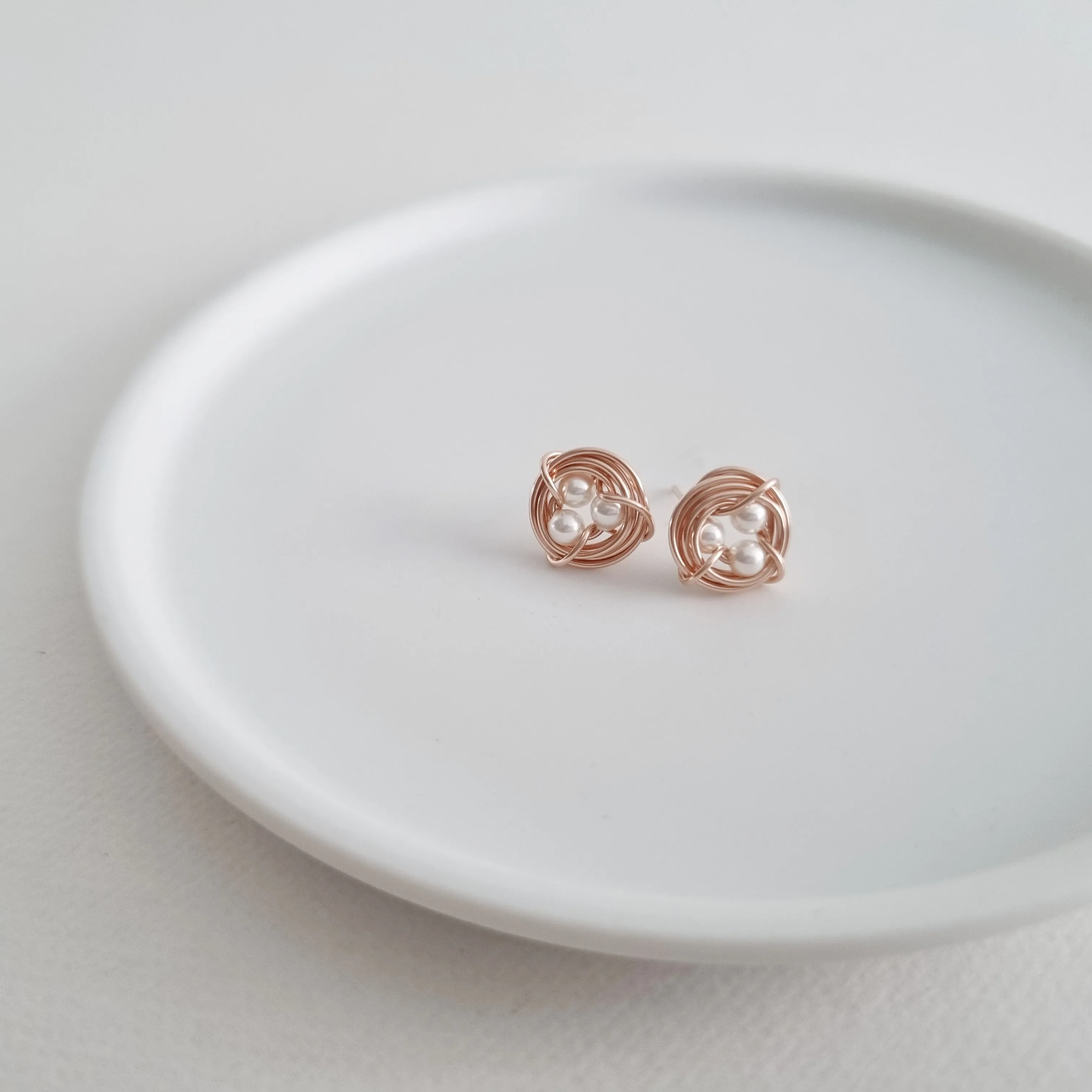 Robin's Nest Earstuds / Pearls