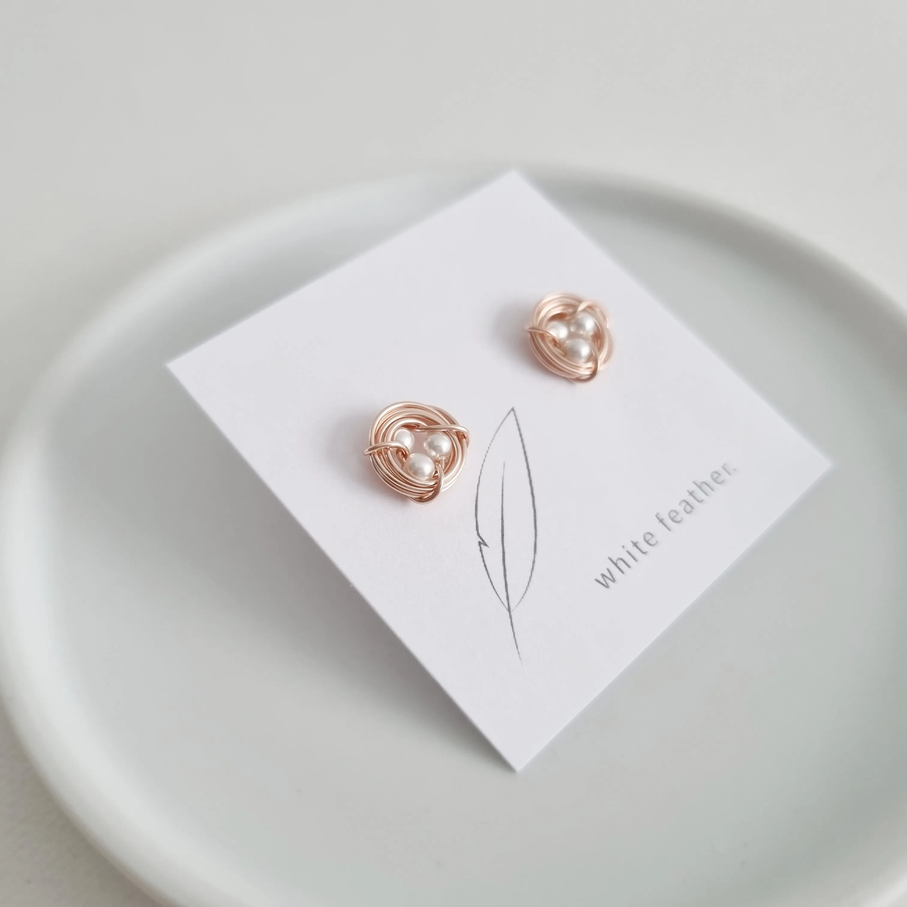 Robin's Nest Earstuds / Pearls